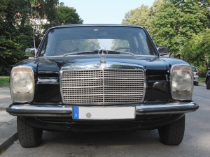 Schwarzer Mercedes 200 (W 115) Frontansicht