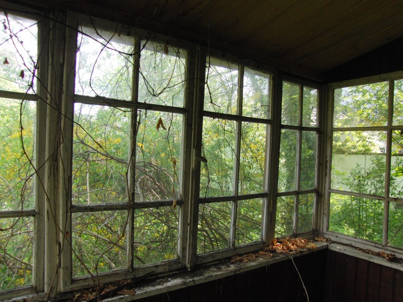  Kleiner verlassener Wintergarten