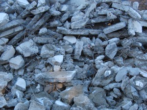 Betonstein abgerissen mit Stahldraht Betonstein abgerissen mit Stahldraht