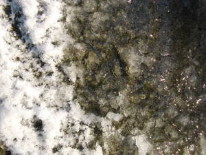 Stein mit Eis und Schnee Stein mit Eis und Schnee