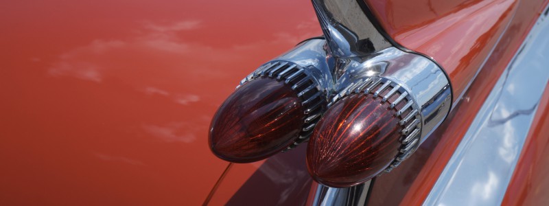 Rückleuchten roter Cadillac 3840X1440