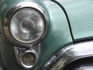 Regentropfen auf alten Oldsmobile