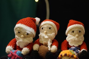 Gestrickte Weihnachtsm&auml;nner