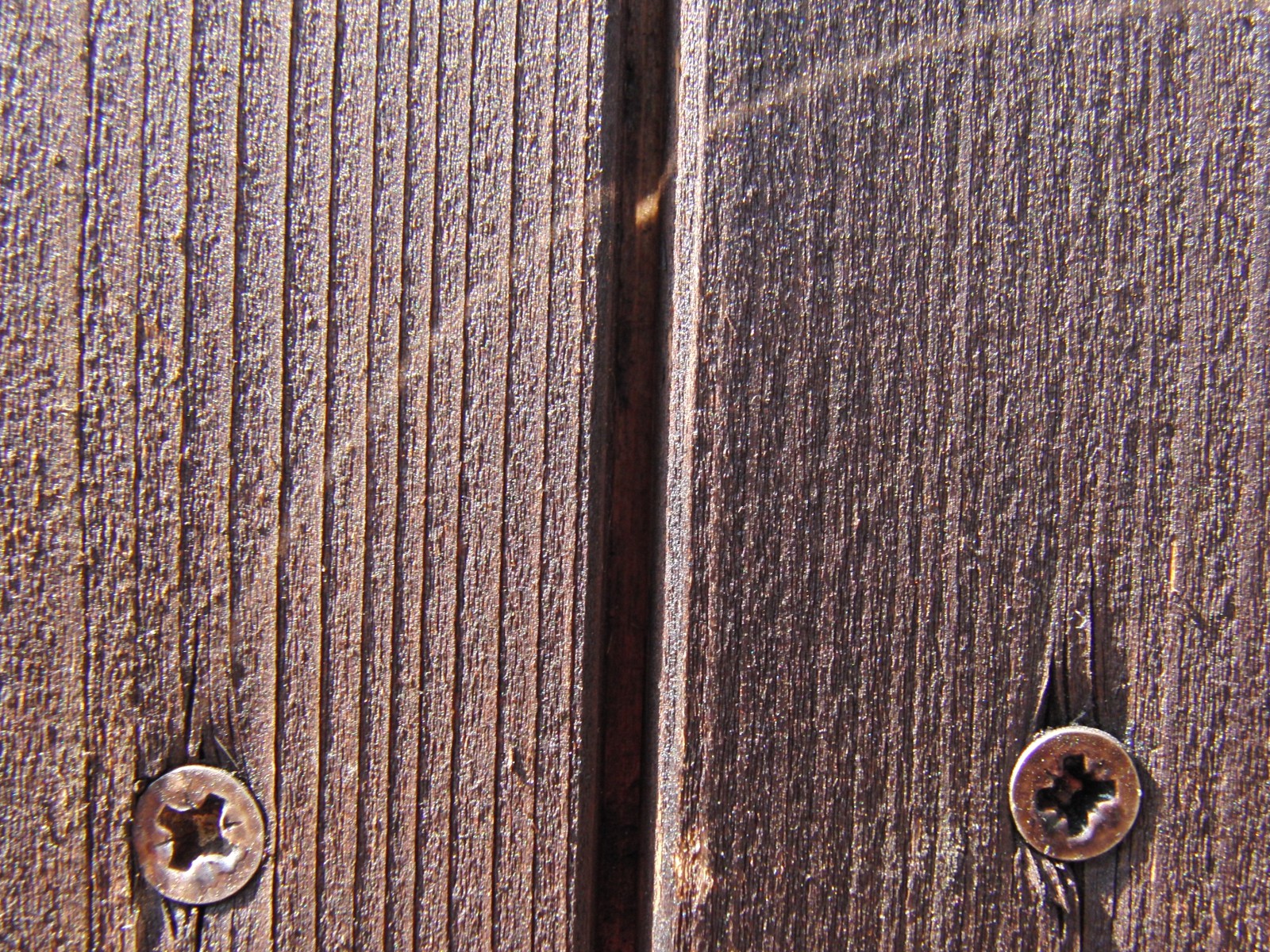 Braune Holzbretter mit Schraube Braune Holzbretter mit Schraube