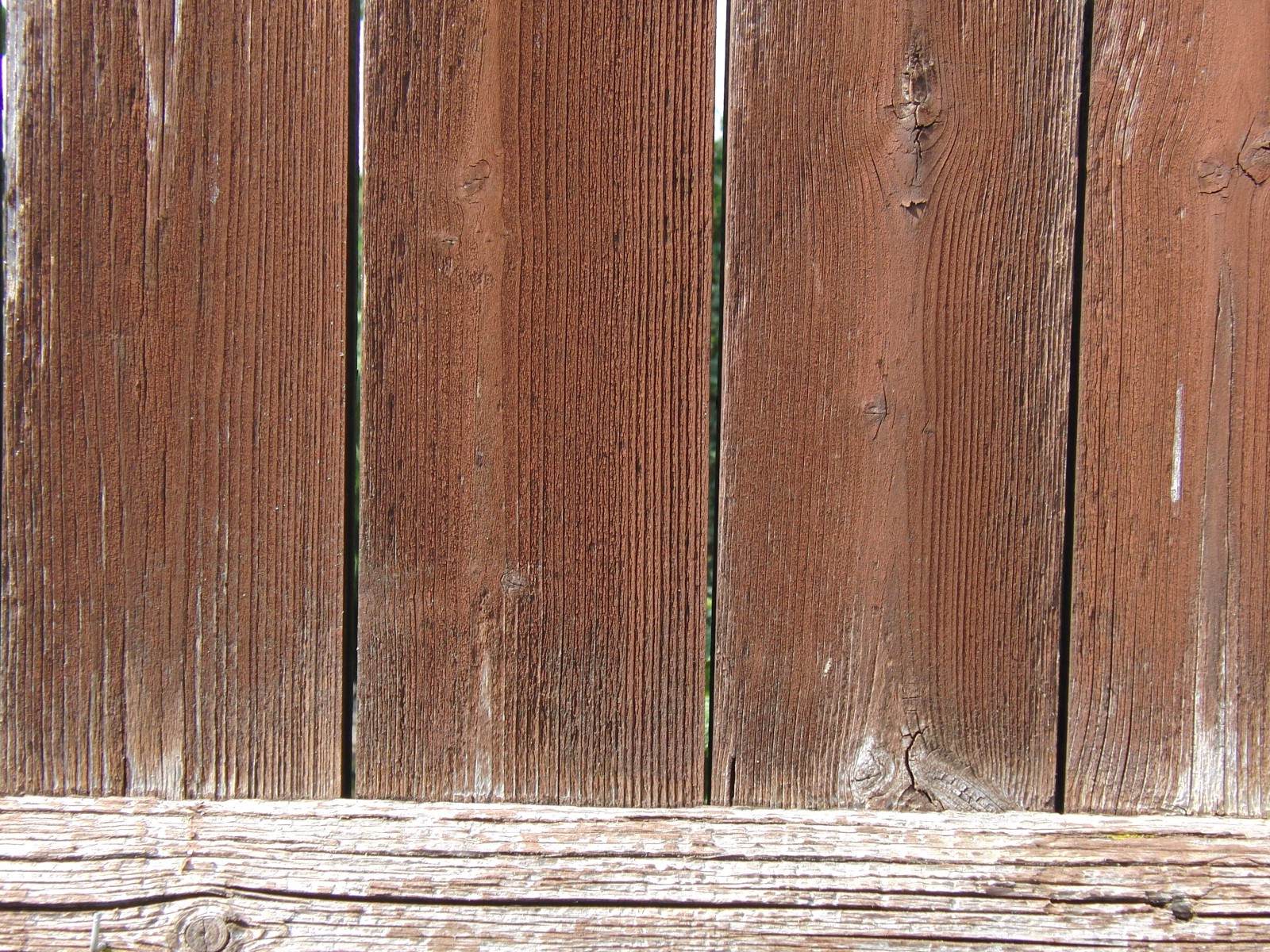 Braune Holzwand mit Balken Braune Holzwand mit Balken