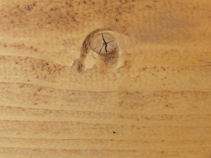 Hellbraunes Holz gehobelt mit Astloch Hellbraunes Holz gehobelt mit Astloch