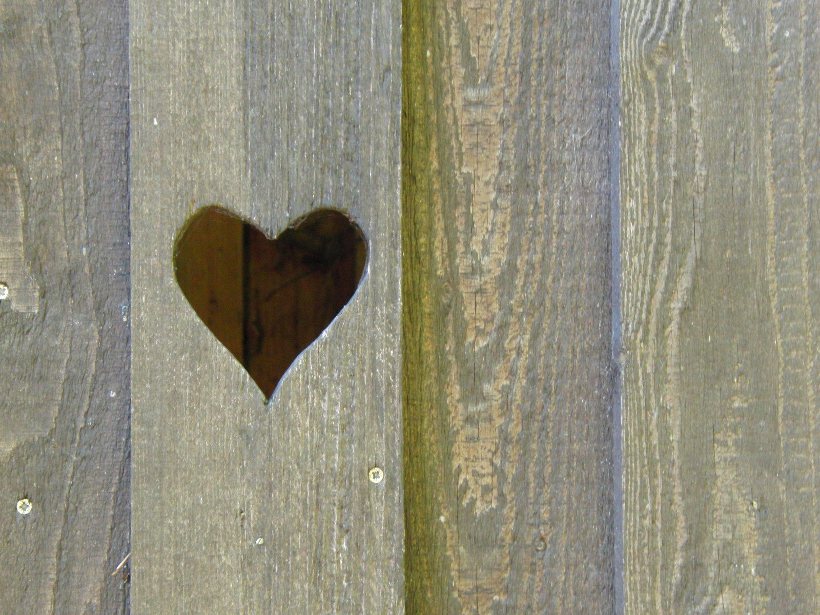 Holzwand mit kleinen Herz Holzwand mit kleinen Herz