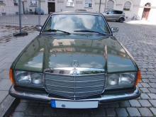 Grüner Mercedes 280 CE Frontansicht