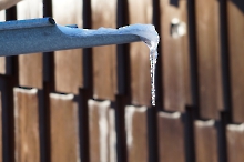Eiszapfen an Dachrinne