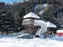 Kinderspielplatz im Winter