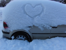 Schneeherz am Auto